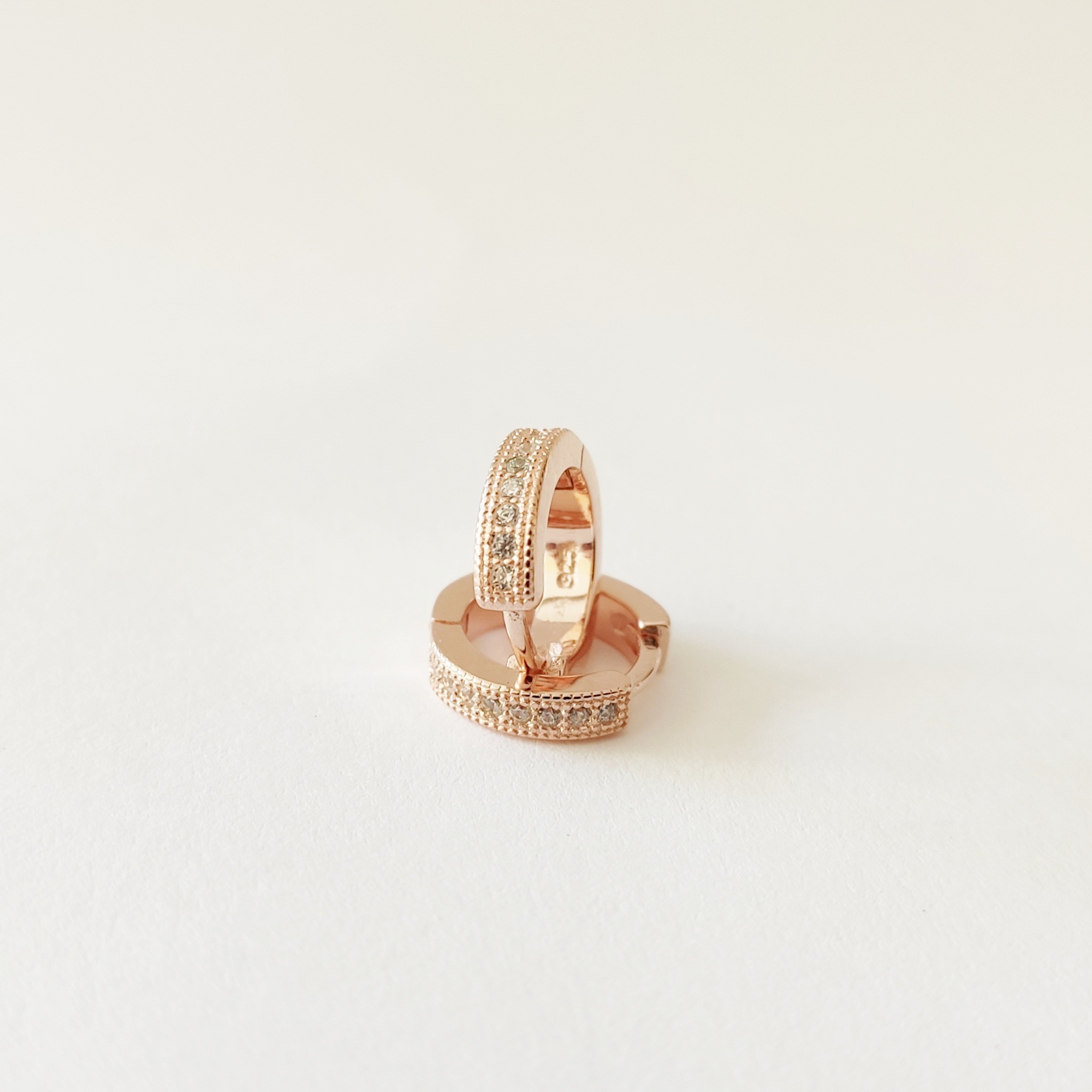 HUGGIES CON CRISTAL 12MM PLATA 925 BAÑADA EN ORO ROSÉ